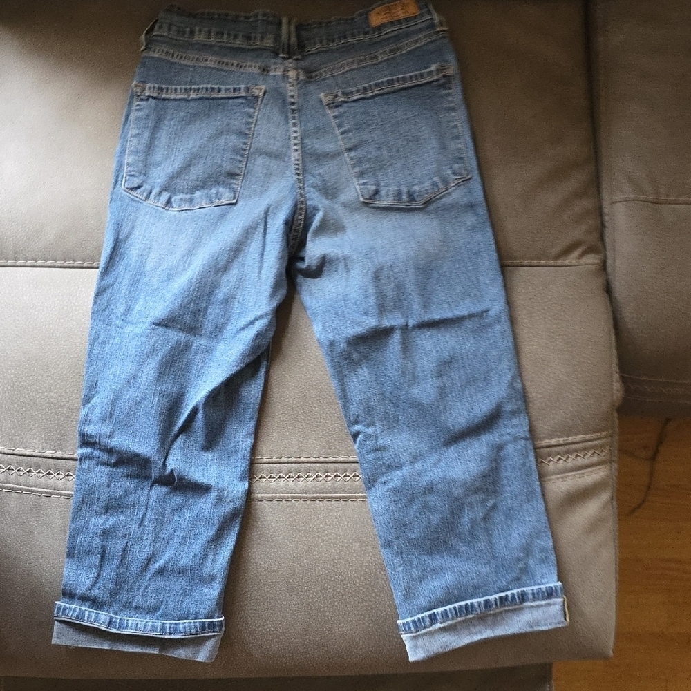 Womens Size 8 Signature by Levi Strauss Blue Capris - Picture 2 of 2